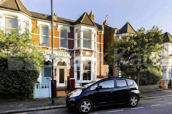 3 bedroom perfect for shares close to a Piccadilly line Sydney Road, Turnpike Lane 